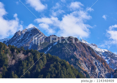 富山県　黒部ダムからの秋の雪山 114348409