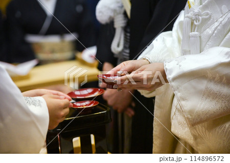 神式でお神酒を受ける新婦 114896572