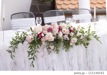 Wedding table with pink flowers 115148581