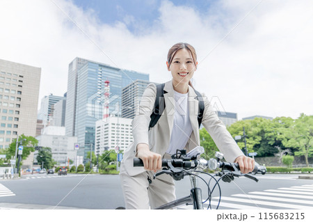 通勤 女性 自転車 115683215