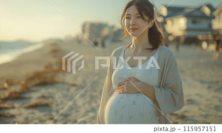 海辺を歩いている大きなお腹の妊婦「AI生成画像」 115957151