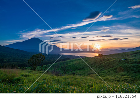 【山梨県】山中湖・三国峠から、梅雨の晴れ間の富士山　夕景 116321554