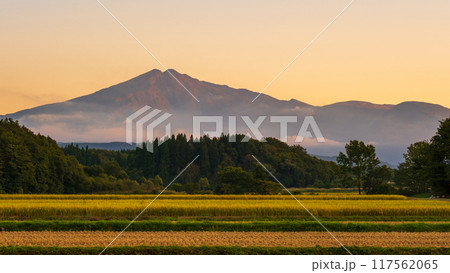 夕暮れの鳥海山 117562065