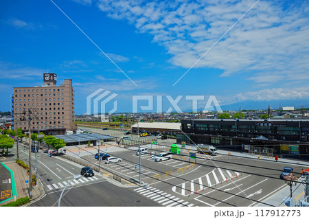 酒田駅前交流拠点施設ミライニ屋上よりJR酒田駅と鳥海山を望む 117912773