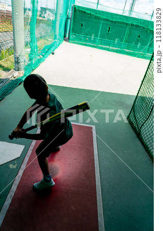 将来野球選手を夢見てバティングセンターで練習する小学生 118133829