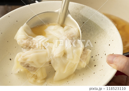 ワンタン　ワンタンスープを丼に盛り付ける 118523110