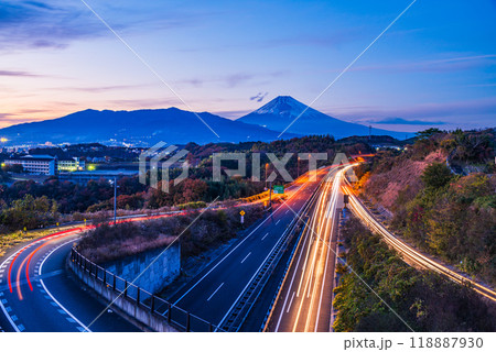 【静岡県】伊豆縦貫道三島塚原インターチェンジから夕暮れの富士山 118887930