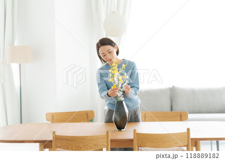 部屋にお花を飾る30代女性 118889182