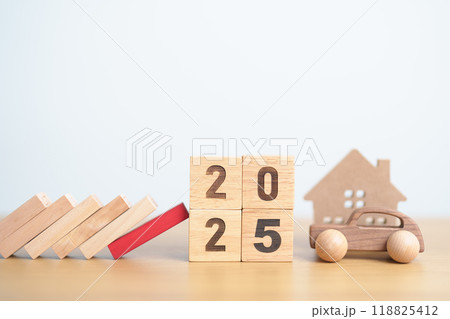 2025 year with wood block falling to business icon with Home and Car model. Real estate Mortgage, House loan and Car debt, Interest rate, risk management, Insurance and economic recession 118825412