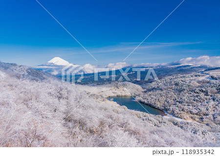 【静岡県】雪化粧した玄岳・氷ヶ池の向こうに富士山 118935342