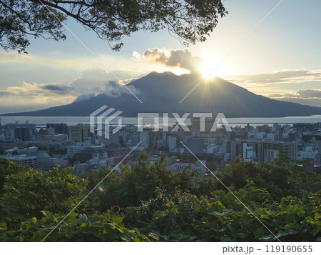 桜島と日の出 119190655