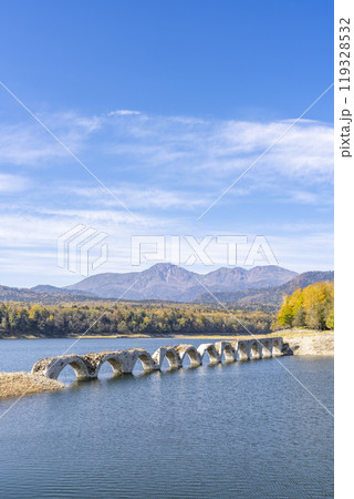 秋晴れの日の旧国鉄士幌線タウシュベツ川橋梁　北海道上士幌町 119328532