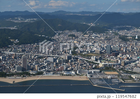 空撮18/30　神戸空港に着陸態勢の旅客機の窓から　須磨海岸上空 119547682