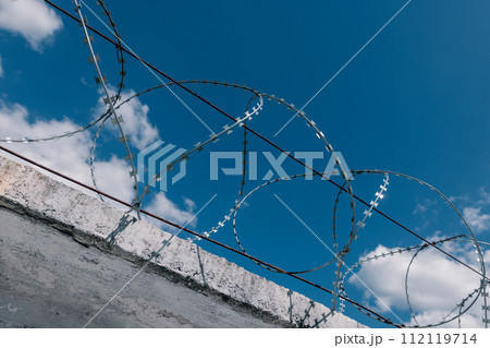 concrete prison fence, prison fence with barbed wire 112119714