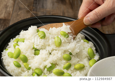 枝豆ご飯　土鍋炊き　杓文字でよそう 112984987