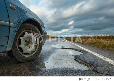 空気不足の車のタイヤ 112987597