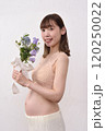 花束を持った若い妊婦 120250022