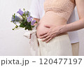 大きなお腹の若い妊婦と寄り添う夫 120477197