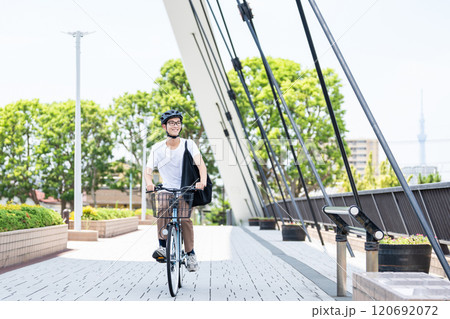 自転車に乗る男性 120692072