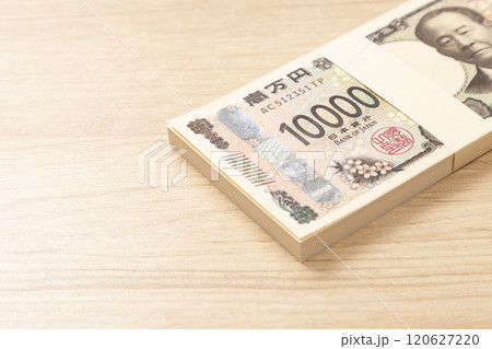 テーブルに置かれた100万円 120627220