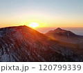 雲海に浮かぶ霧島連山、夜明けの瞬間の空撮 120799339