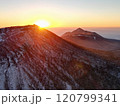 雲海に浮かぶ霧島連山、夜明けの瞬間の空撮 120799341