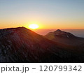 雲海に浮かぶ霧島連山、夜明けの瞬間の空撮 120799342