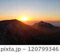 雲海に浮かぶ霧島連山、夜明けの瞬間の空撮 120799346