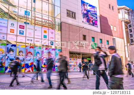 日本の東京都市景観 観光客や買い物客らで賑わう秋葉原駅前（中央通りには外国人が多い…）＝9日 120718311