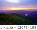 朝日連峰の以東岳山頂からの大鳥池・以東小屋・夕陽 120734195