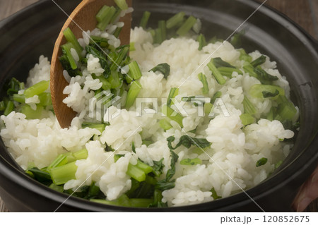 菜飯　土鍋で炊いた白米に塩茹でした蕪の葉を混ぜる 120852675