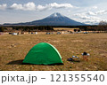 朝霧高原のキャンプ場から　冬の富士山の絶景　静岡県富士宮市　日本 121355540