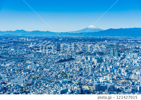 【神奈川県】横浜ランドマークタワーから望む西横浜の街並みと富士山 121427015