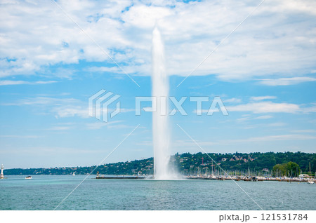 スイスジュネーブのレマン湖にある大噴水の風景 121531784