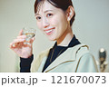 お酒を試飲する女性　撮影協力・今代司酒造 121670073