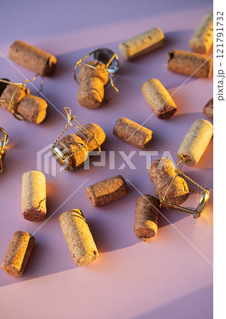 Used wine and champagne corks scattered on pink. 121791732