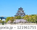 広島県広島市　満開の桜が美しい広島城と周辺の街並み 121961755