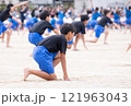 運動会でソーラン節を踊る小学生の男の子 121963043