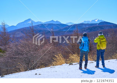 冬の長野県入笠山の山頂から見た南側の眺望(駒ヶ岳,南アルプスなど) 121974351