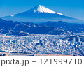 【静岡県】静岡の街並みの向こうに富士山　早朝 121999710