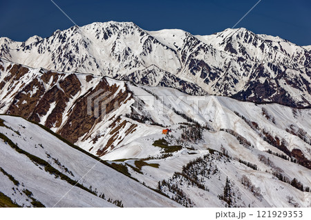 北アルプス・爺ヶ岳中峰から見る種池山荘と立山連峰 121929353