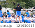 運動会で組体操をする小学生の男の子 121930915