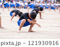 運動会でソーラン節を踊る小学生の男の子 121930916