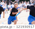 運動会でリレーを走る小学生の男の子 121930917