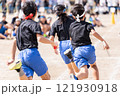 運動会でリレーを走る小学生の男の子 121930918