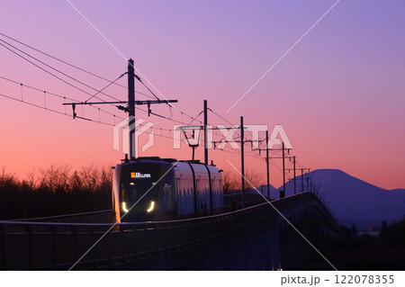 宇都宮市　男体山と冬の夕暮れに走行するLRT 122078355