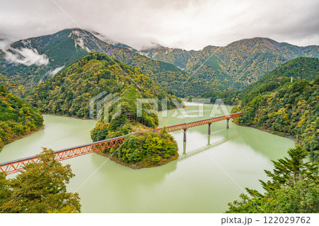 川根本町の秋の奥大井湖上駅の奥大井レインボーブリッジの風景(静岡県) 122029762