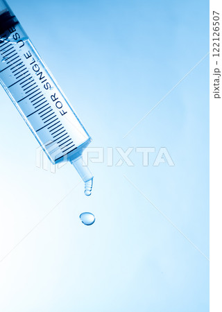注射器型のスポイトから落ちる水滴 122126507