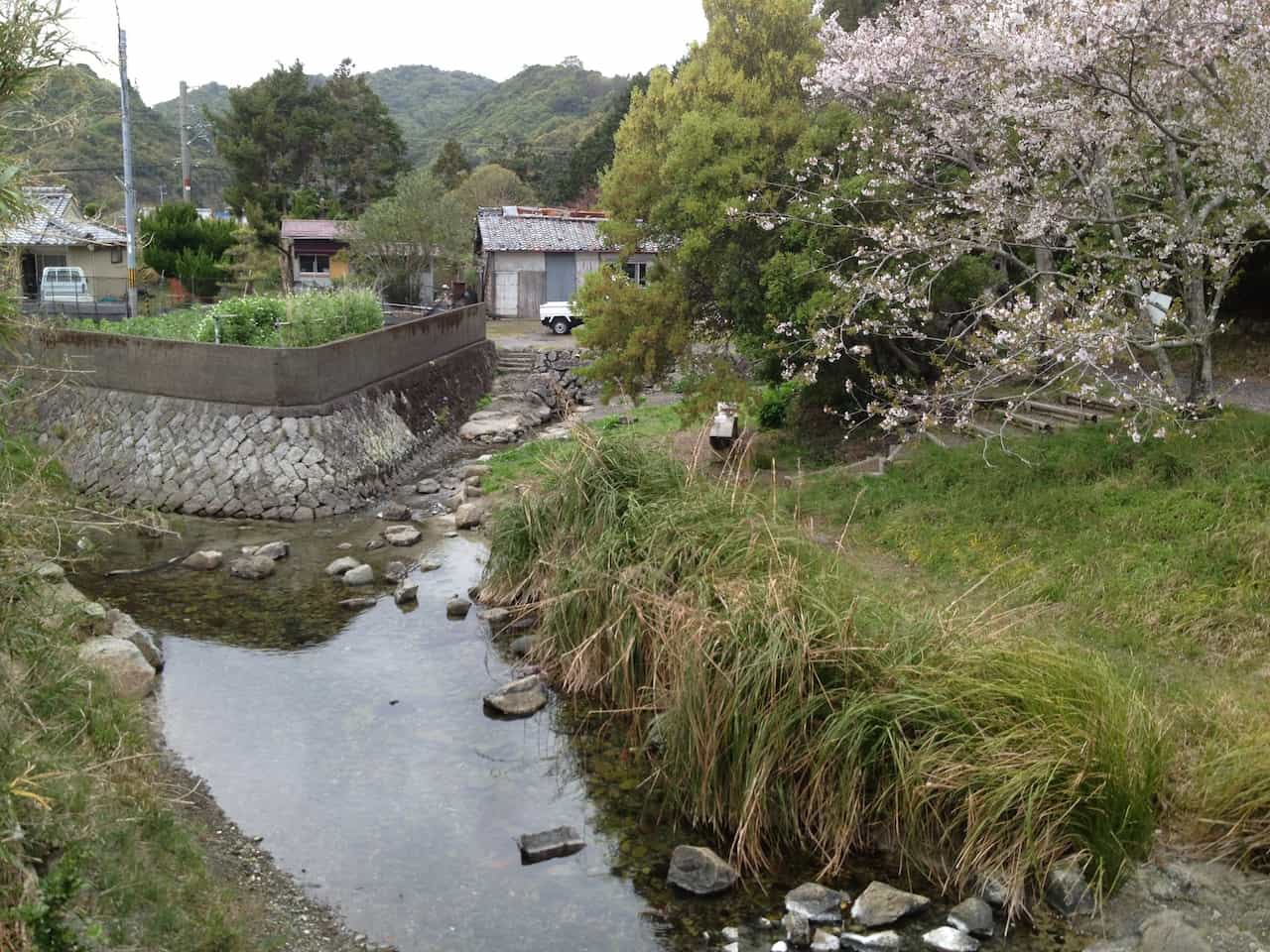 【実はこれが日本一】もっとも短い川は13.5m！和歌山県「ぶつぶつ川」