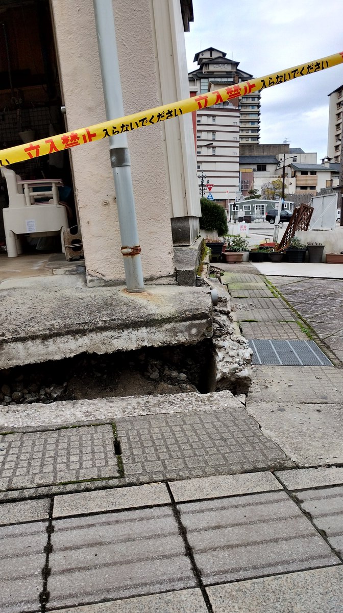 1月3日以降 隣接したビルの傾きは目で見てわかるほど（写真・コメント：モリモトさん）